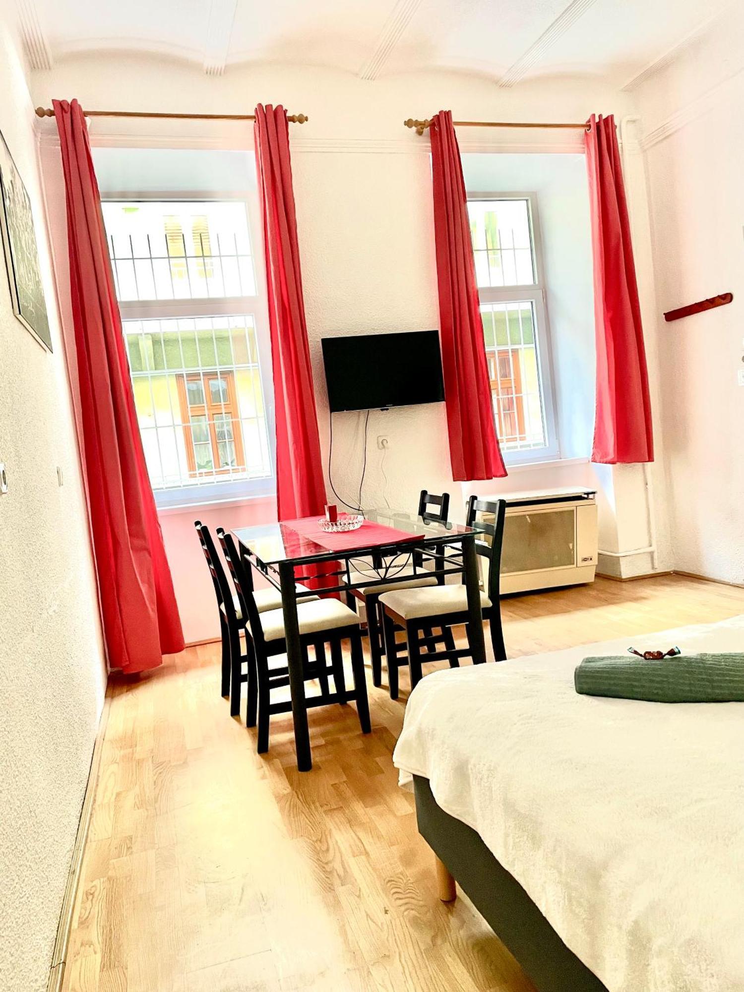 Very Warm Home With Big Bed Near New York Cafe Budapest Eksteriør bilde
