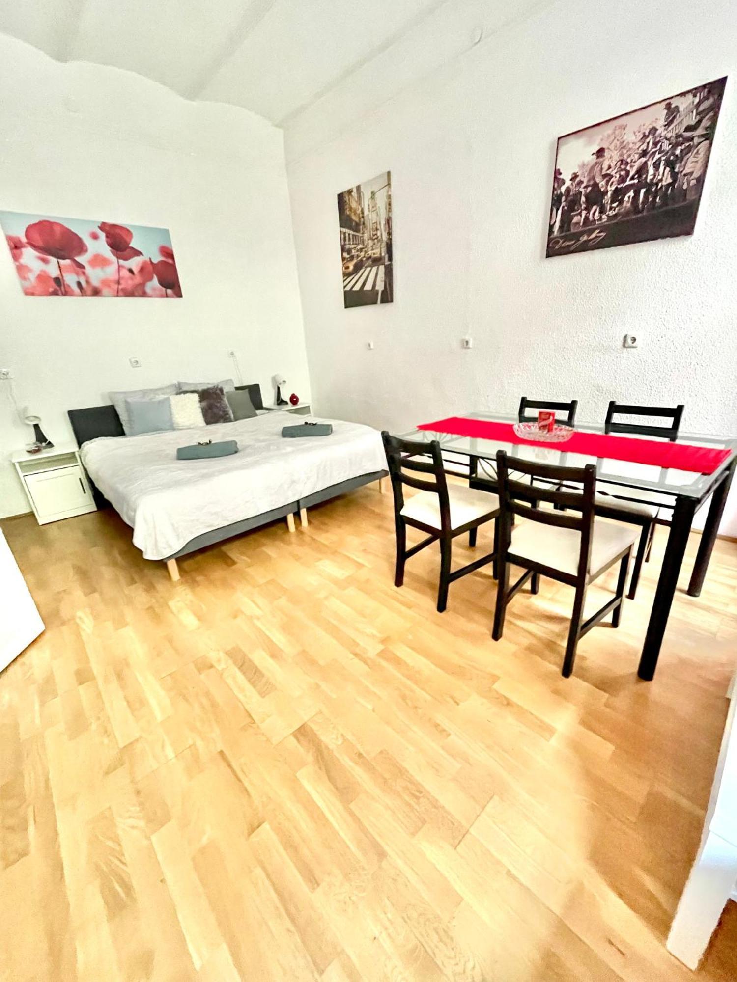 Very Warm Home With Big Bed Near New York Cafe Budapest Eksteriør bilde